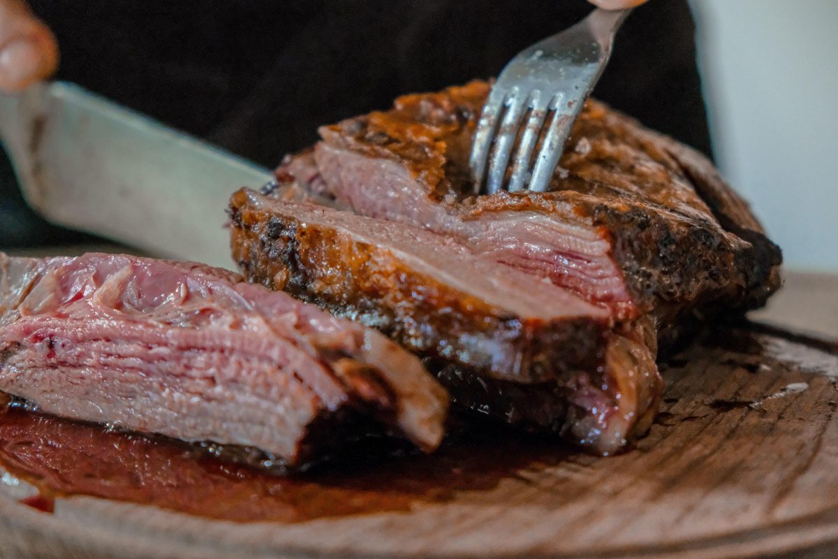 Ekspertas atskleidžia: kokios klaidos sugadina mėsą ant grilio?