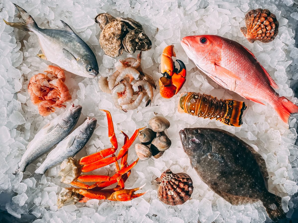 Kūčioms artėjant: patarimai, kaip atitirpinti šaldytą žuvį ir jūros gėrybes
