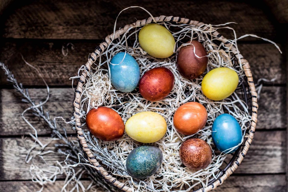 Dažyti rudo lukšto kiaušinius gali būti paprasta: kelios gudrybės