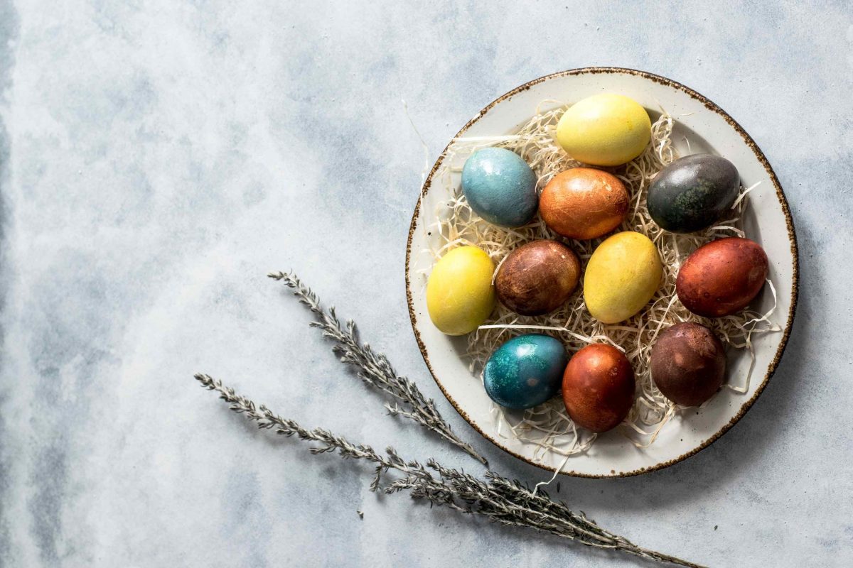 Paprasti būdai nudažyti rudus kiaušinius: naudokite prieskonius ir arbatžoles