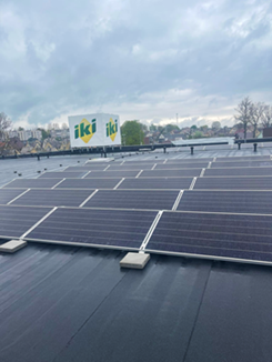 Didesnio tvarumo link: „Iki“ ant parduotuvės stogo įrengė pirmąją saulės elektrinę