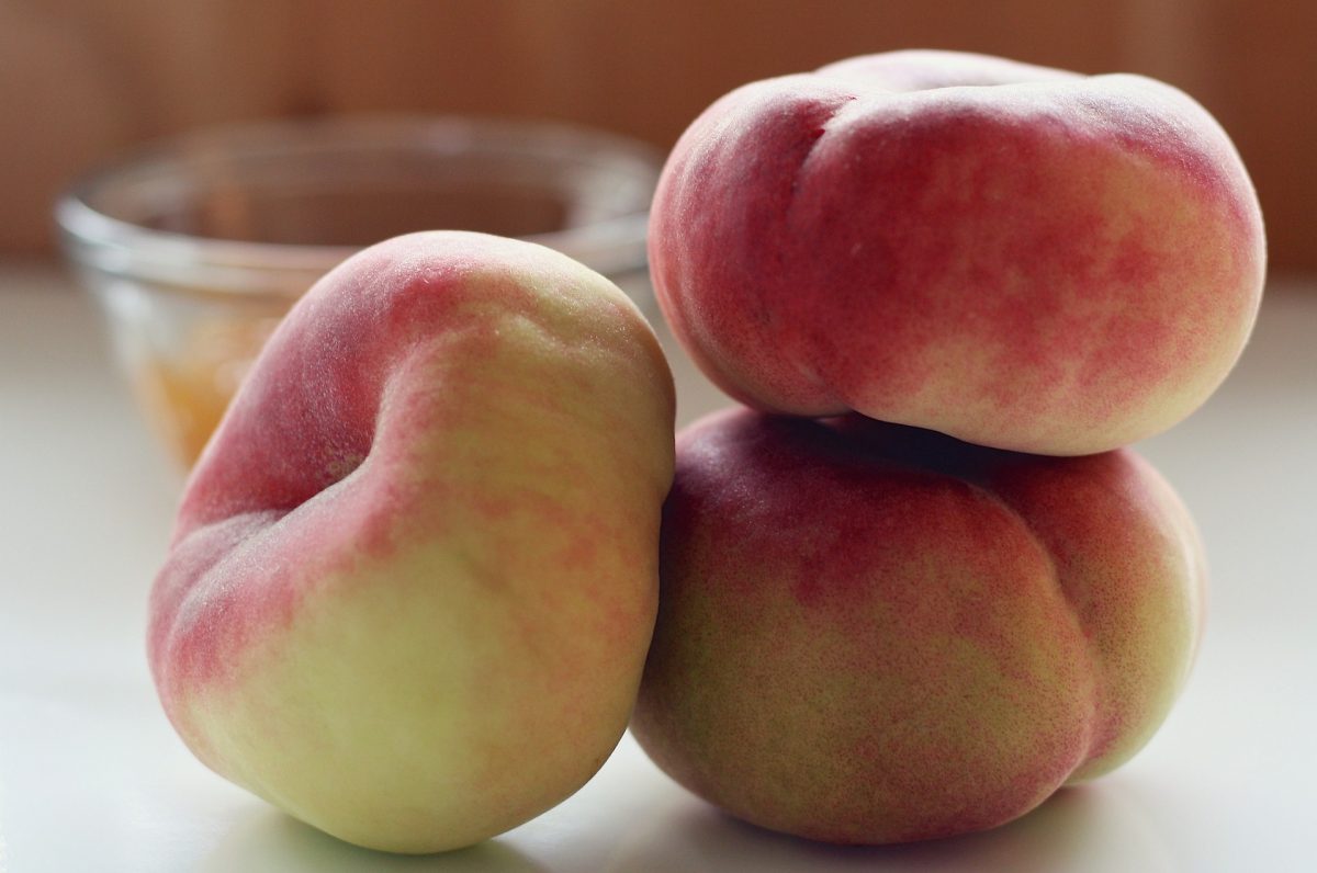 Saldumu išsiskiriantys plokštieji persikai: skanauti šviežius ar kepti ant grilio?
