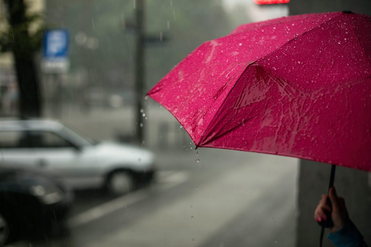 Šalį merkiant lietui, „Iki“ skaičiuoja išaugusius skėčių pardavimus