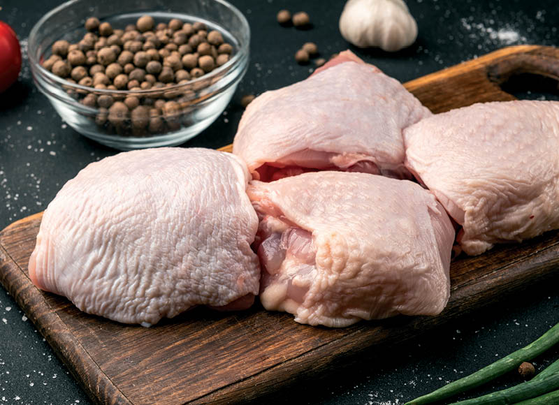 Broilerių šlaunelėms su kaulu
			, 
				 (sveriamoje vitrinoje, užauginta be antibiotikų) 1 kg. A lygio parduotuvėse