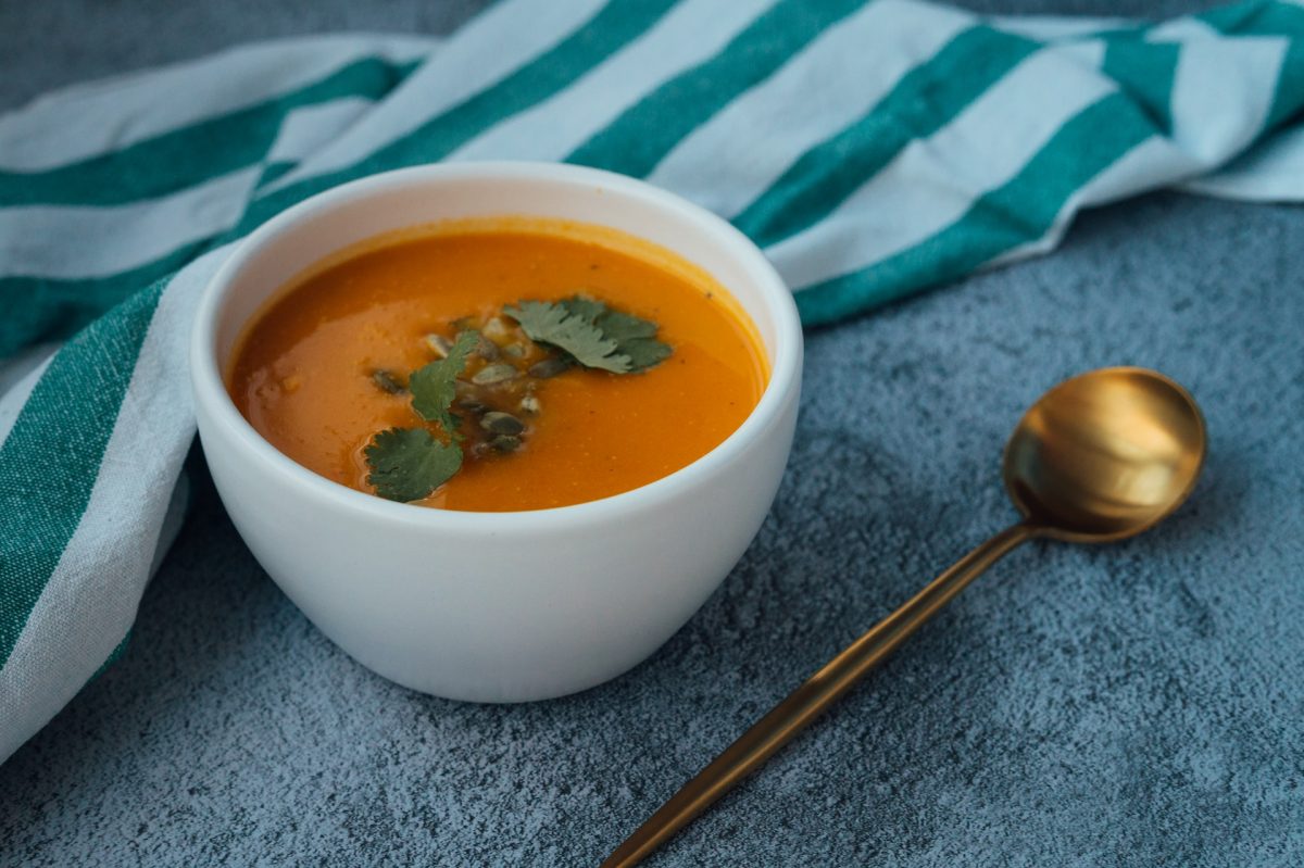 Šildančios ir sočios sriubos žiemos pietums: išbandykite 3 receptus