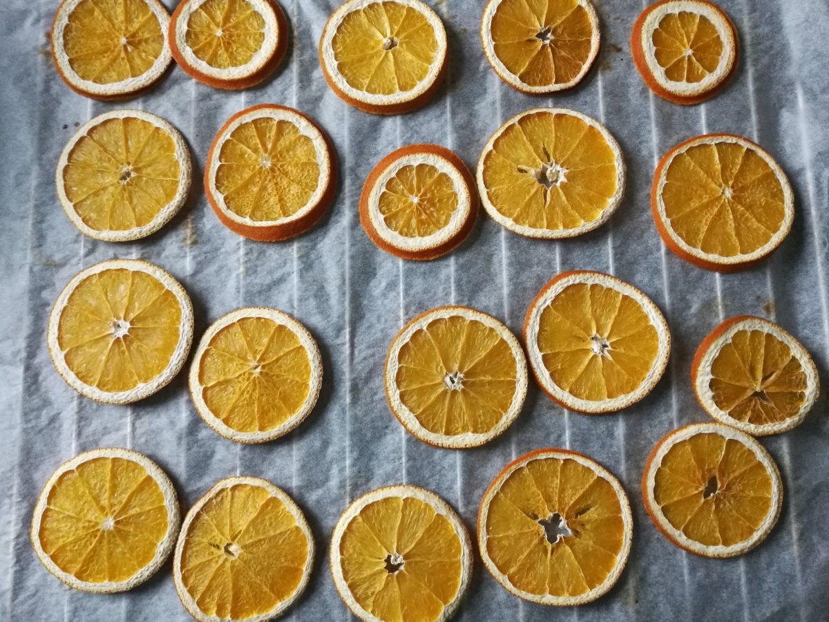 Tvarios, jaukios ir kvapnios – kalėdinės dekoracijos iš apelsinų: 4 būdai, kaip jas pasigaminti