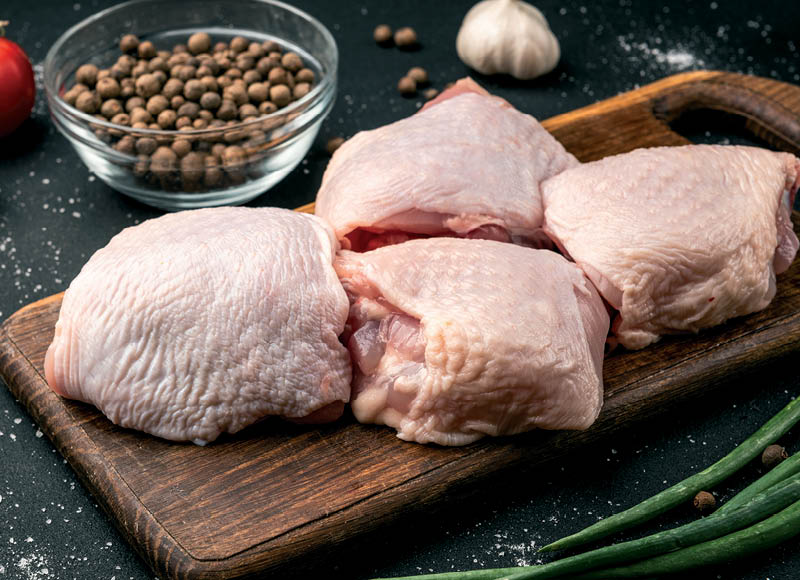 Broilerių šlaunelės su kaulu
			, 
				 (sveriamoje vitrinoje, užauginta be antibiotikų) 1 kg. A lygio parduotuvėse