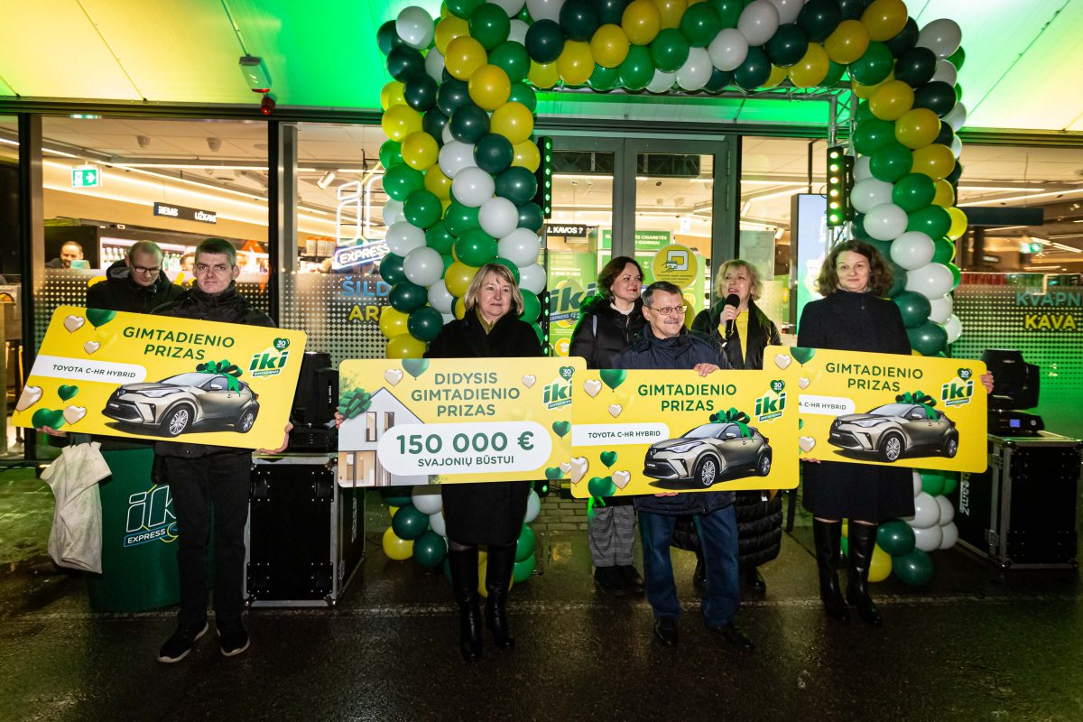 „Iki“ gimtadienio loterijos kulminacija: žaidimo nugalėtojai įteiktas didysis prizas – 150 tūkst. Eur svajonių būstui įsigyti