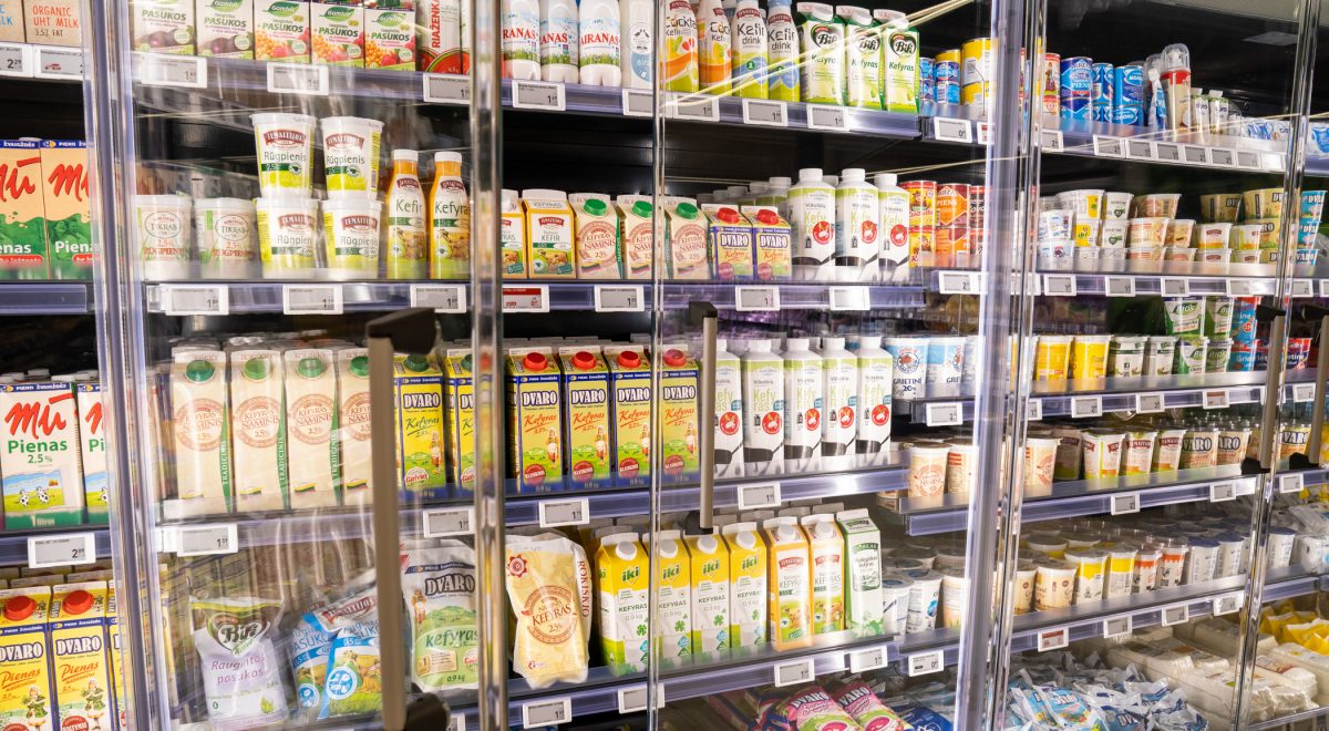 Reguliarių kainų mažinimas įgauna pagreitį: „Iki“ parduotuvėse – dar pigesnis pienas ir kefyras