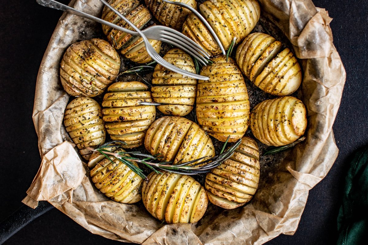 Parduotuvių lentynas pasiekė šviežių bulvių derlius: 3 ypatingi bulvių košės receptai – su grietine, feta, čili pipirais