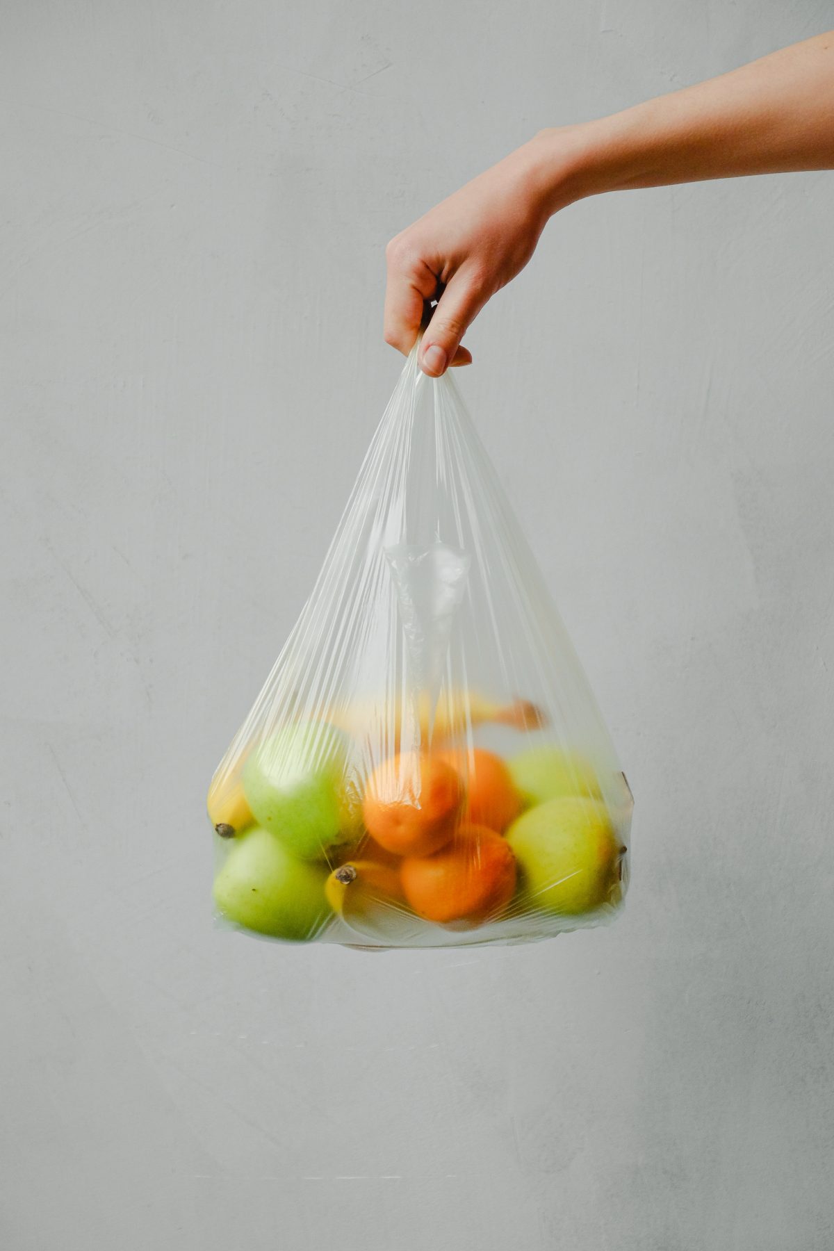 Parduotuvėse naudojamas plastikas virsta maišeliais ir automobilių detalėmis