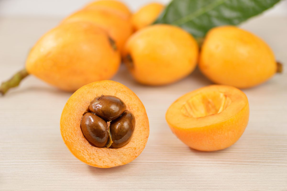 Lietuvos parduotuvėse atsirado „supermaistu“ vadinamų lokvų – kokie tai vaisiai ir kaip juos valgyti?
