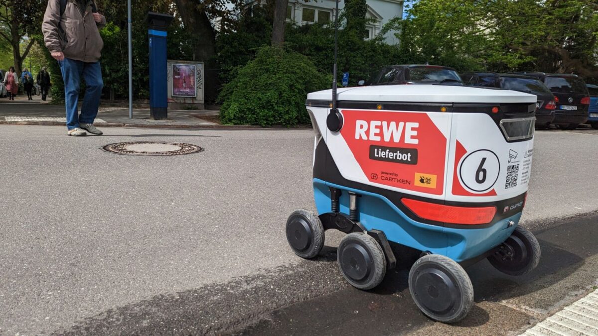Lietuvos startuolis „LastMile“ Vokietijoje išbando inovatyvų metodą – prekes pristatinėja robotai-pirkinių krepšeliai