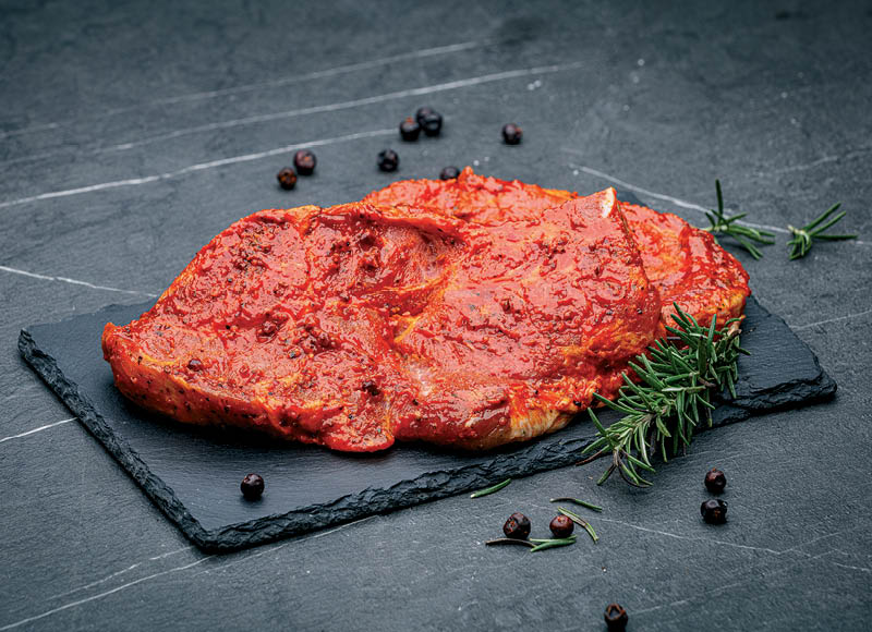 Marinuota GRILL kiaulienos sprandinė su kaulu
			, 
				 (sveriamoje vitrinoje) 1 kg