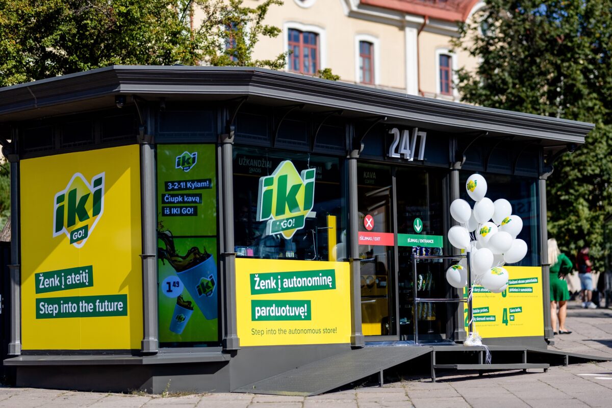 Vienoje judriausių Vilniaus vietų „Iki“ atidarė naujovišką autonominę parduotuvę – apsipirkti per kelias minutes bus galima ir laukiant autobuso, ir naktį