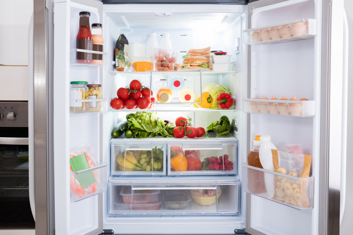 Šaldytuvas papildytas produktais, iš kurių gaminami lengvi receptai