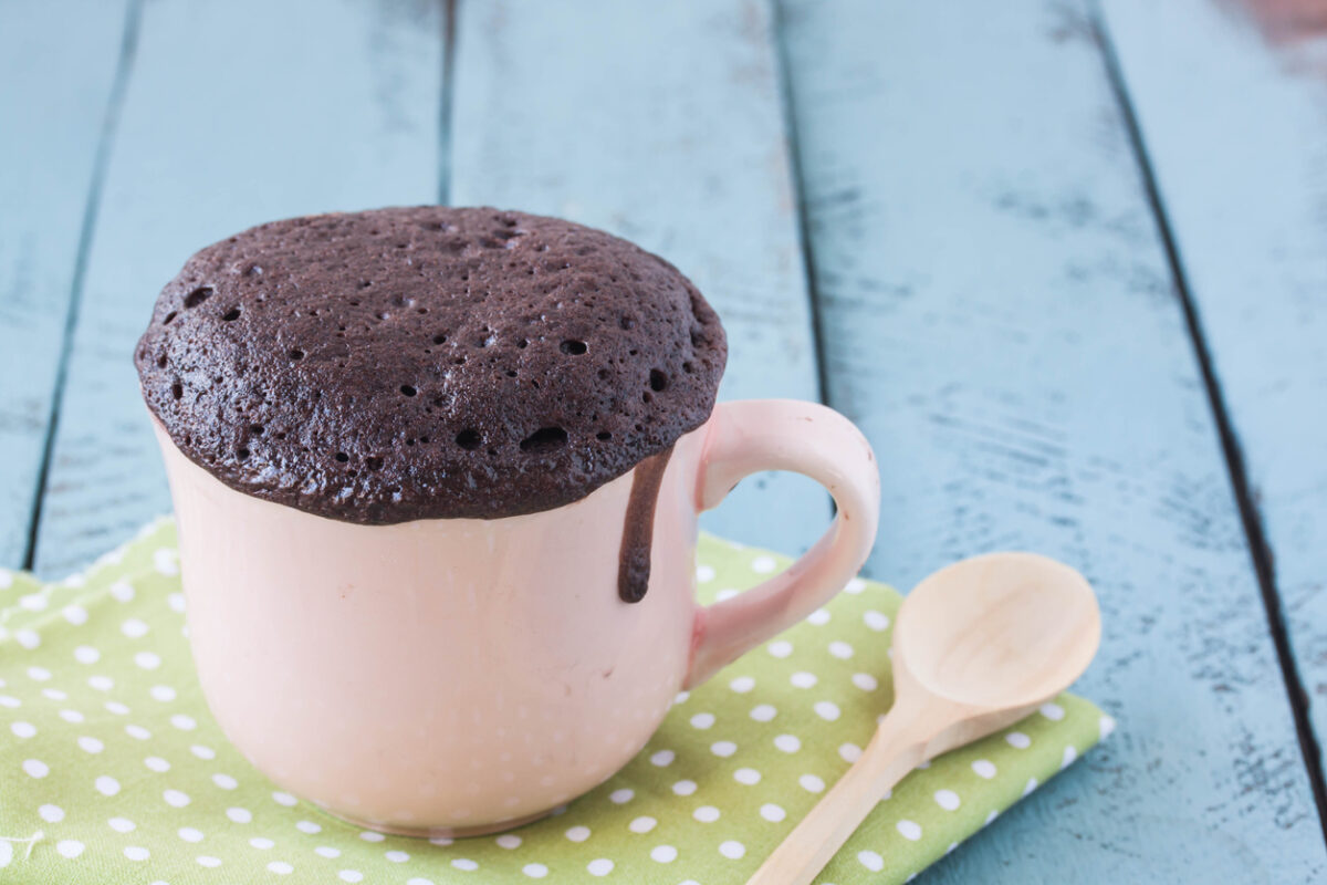 Karštas patiekalas - šokoladinis pyragėlis puodelyje