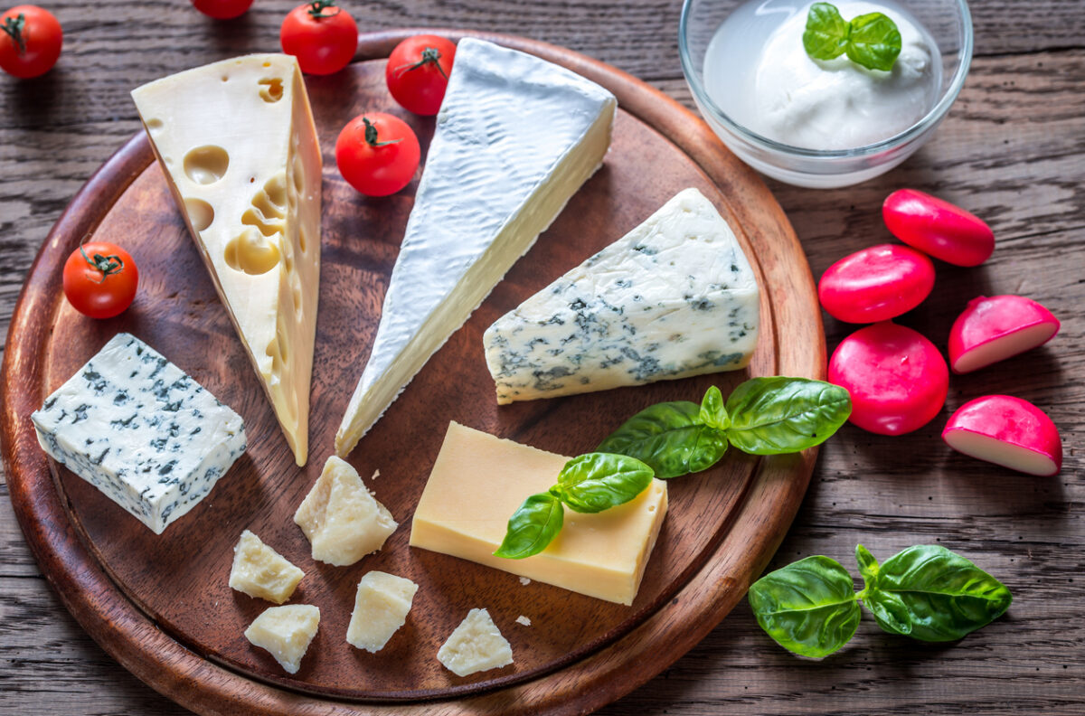 Pasitikrinkite – ar tikrai teisingai sūrį laikote šaldytuve? + 2 receptai su dieviškai tįstančio sūrio pagunda