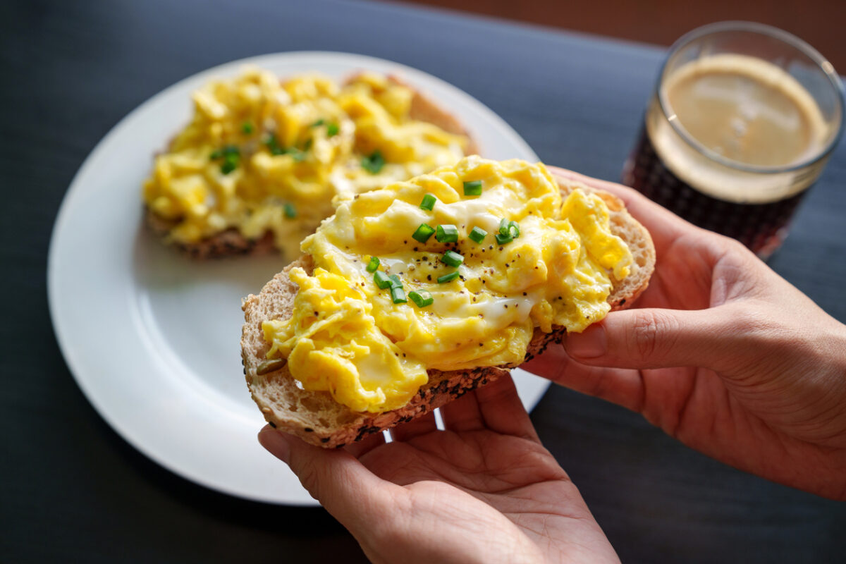 Plakta kiaušinienė bus lyg aksominė ir ypač puri – kulinarijos technologė atskleidė slaptą ingredientą 