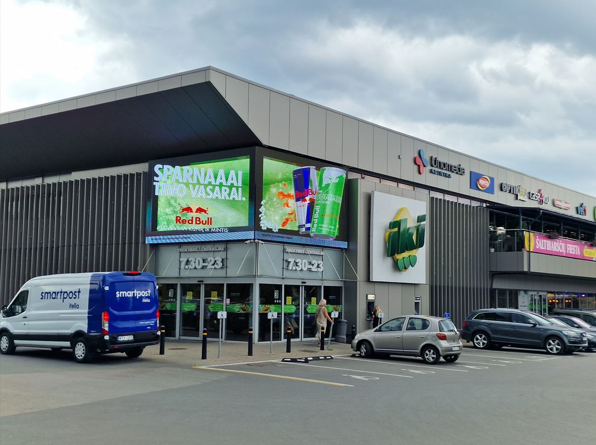 Reklama Vilniuje stebina praeivius – ant „Iki“ parduotuvės fasado iškilo pirmoji sostinėje kampinė 3D reklama