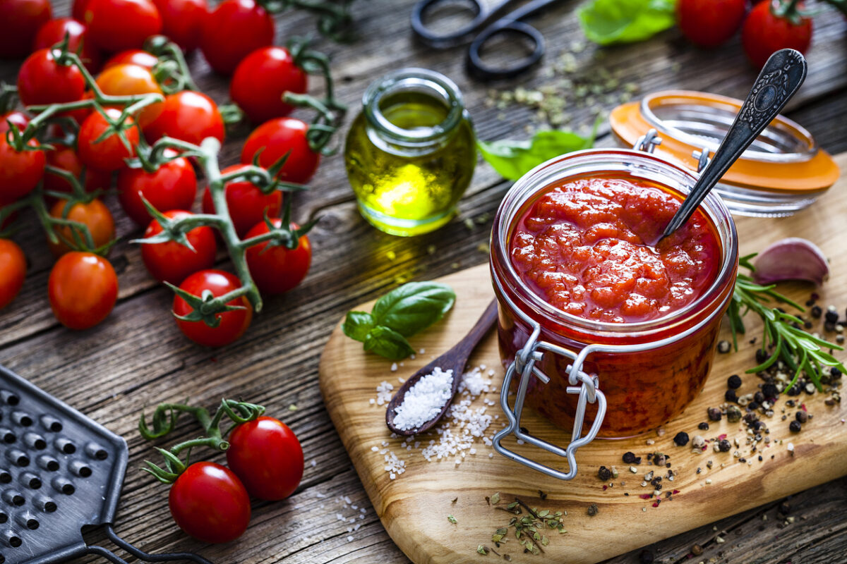 Neįtikėtinai skanūs pomidorai žiemai: ruoškite su svogūnais, darykite tyrę, naminį kečupą ar net džemą