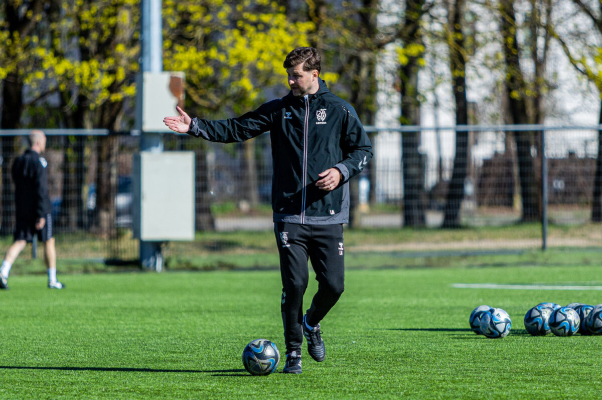 Futbolo treneris L. Artimavičius įvardijo dažną tėvų klaidą, kai jie bando paskatinti vaiką sportuoti