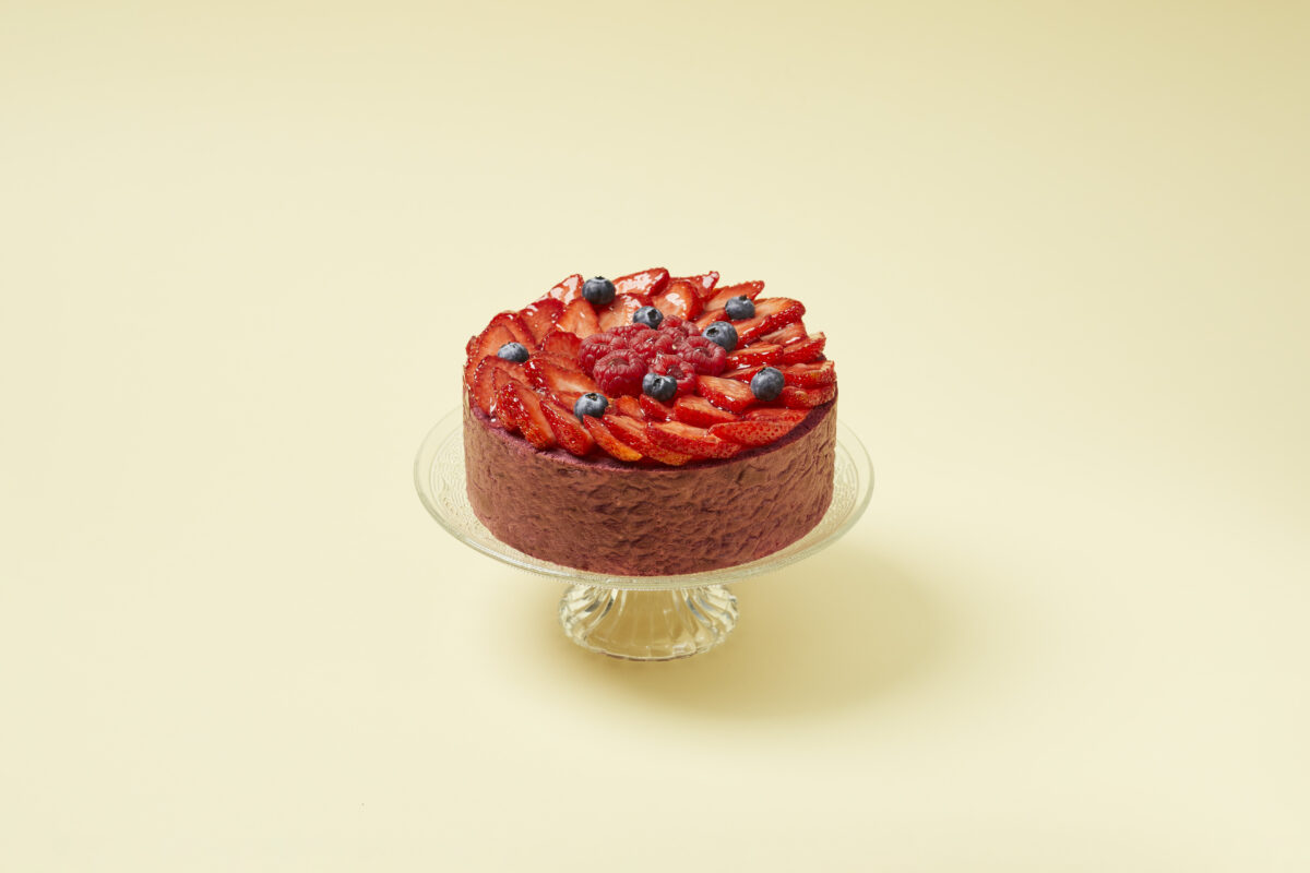 vaisinis-tortas-su-uogu-putesiais