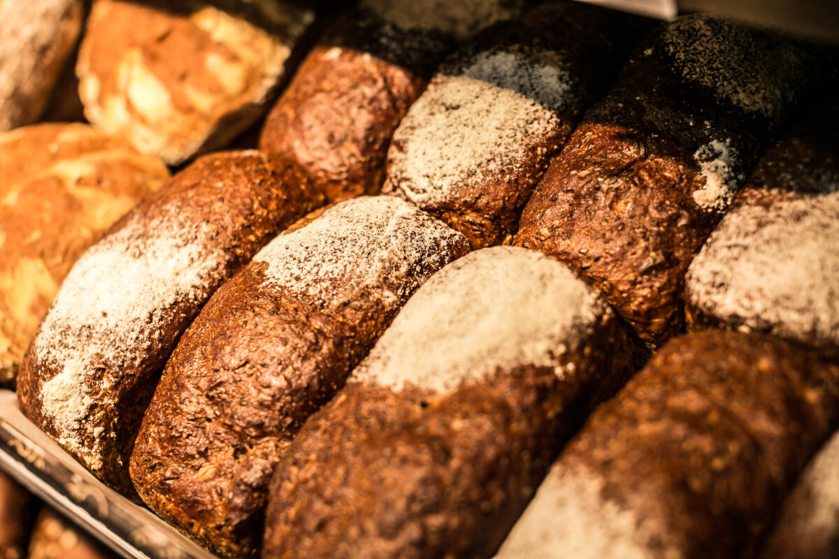 Naminės duonos diena: kepti namuose ar pirkti?