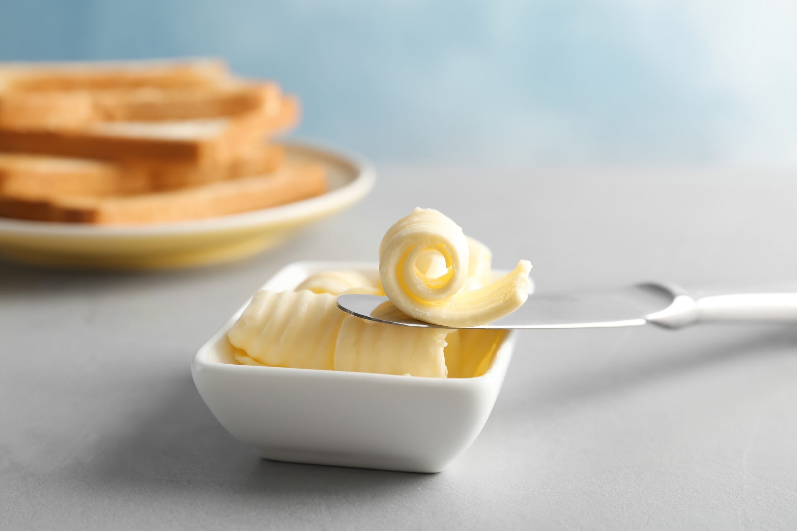 Воздушное масло сливочное. Масло сливочное. Сливочное масло сервировка. Масло сливочное на тарелке. Масло сливочное фон.