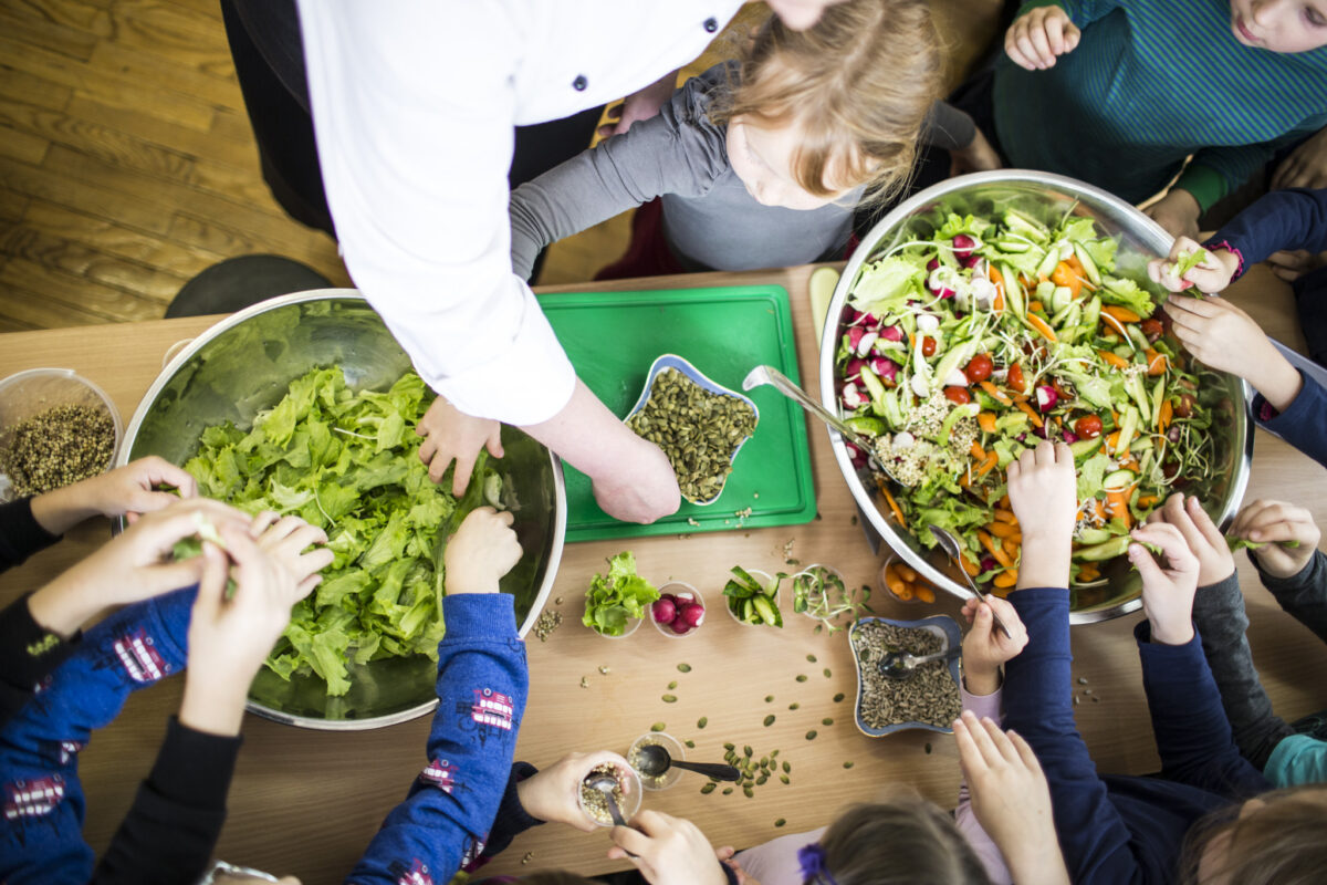 Tyrimas atskleidė: vaikai nevalgo daržovių imdami pavyzdį iš tėvų