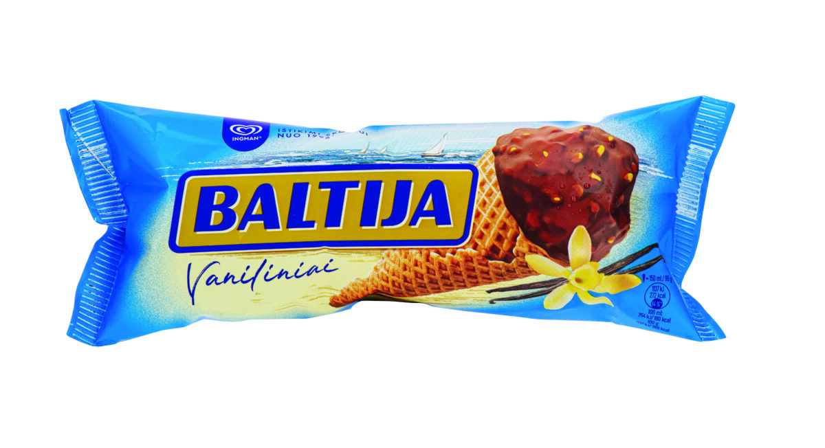 vaniliniai-grietininiai-valgomieji-ledai-su-kakaviniu-glaistu-ir-lazdynu-riesutais-baltija